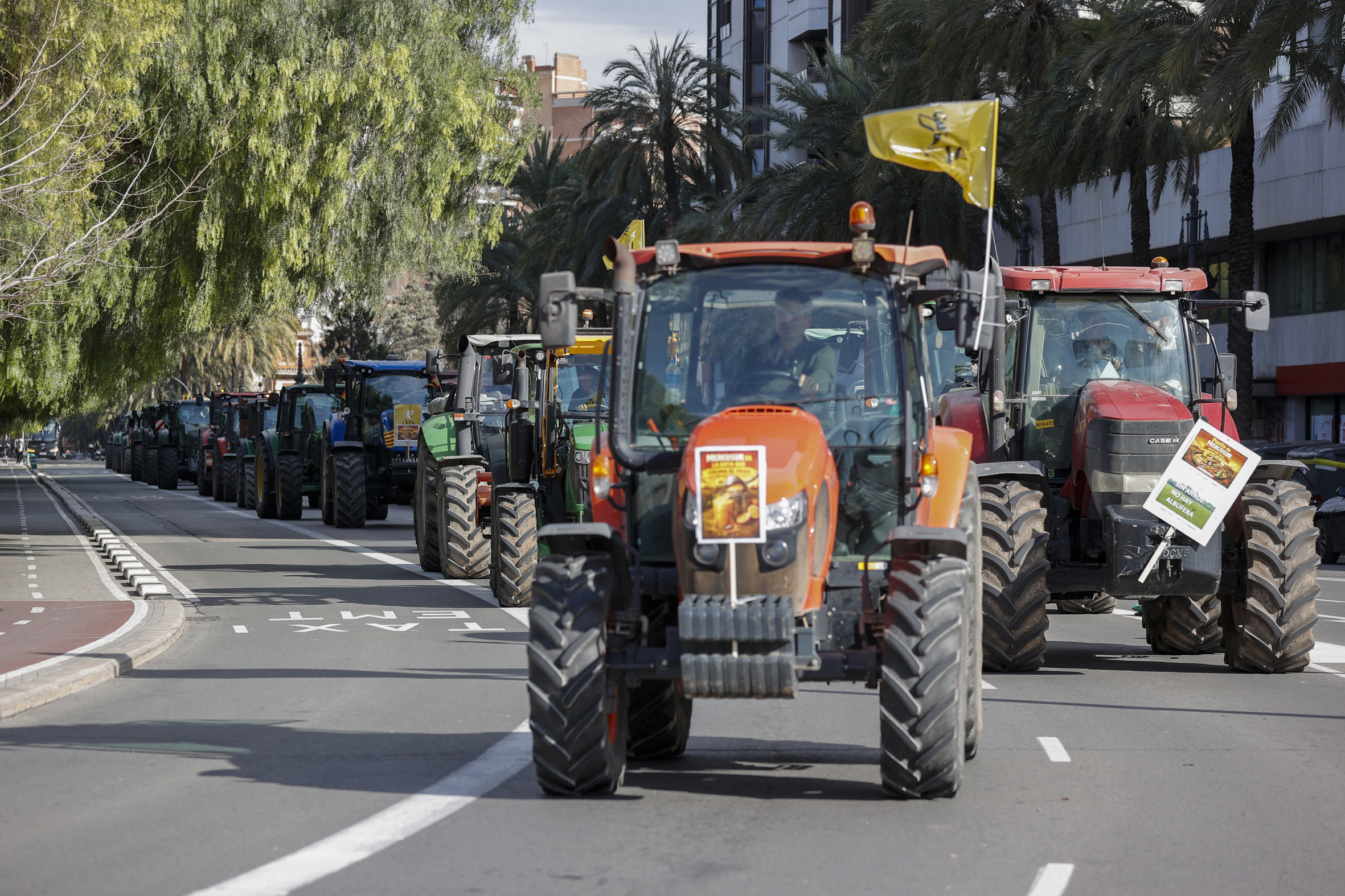 La tractorada a València (fotografia: EFE/Manuel Bruque.)