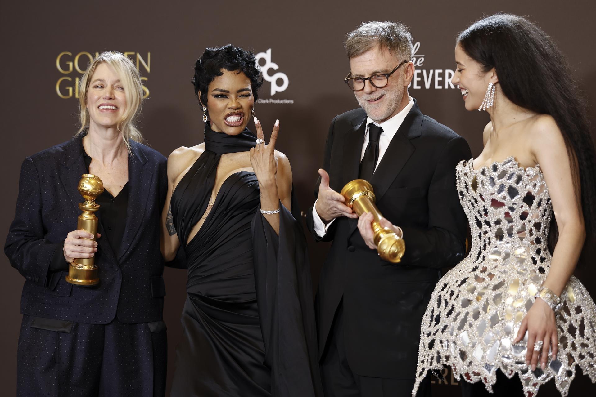 La productora Sara Murphy, els actors Teyana Taylor i Chase Infiniti, el director Paul Thomas Anderson posen amb el Globus d’Or per 'One battle after another'. Fotografia: EFE/EPA/Chris Torres.