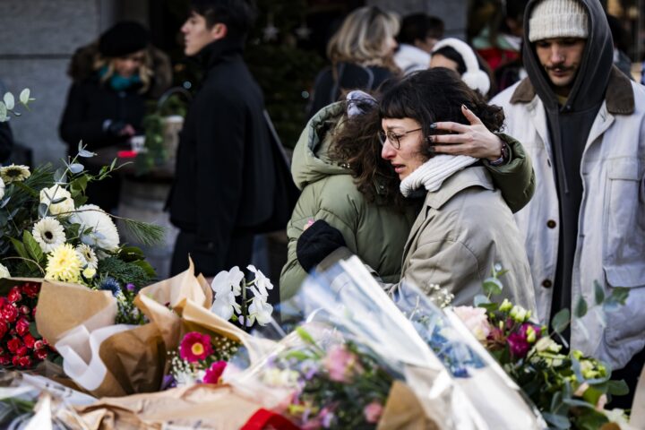 Memorial en honor a les víctimes de l'incendi del bar Constellation a Crans-Montana, a Suïssa, ahir (fotografia: Jean-Christophe Bott/Efe).