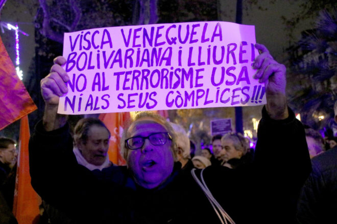 Centenars de manifestants surten al carrer per tot el país per protestar contra la intervenció militar a Veneçuela