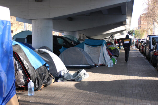 Reallotgen una desena d’antics ocupants de l’Institut B9 de Badalona que dormien sota la C-31