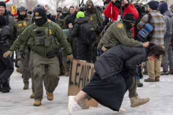 Un moment dels incidents, dijous, a Minneapolis (fotografia: Angel Colmenares).