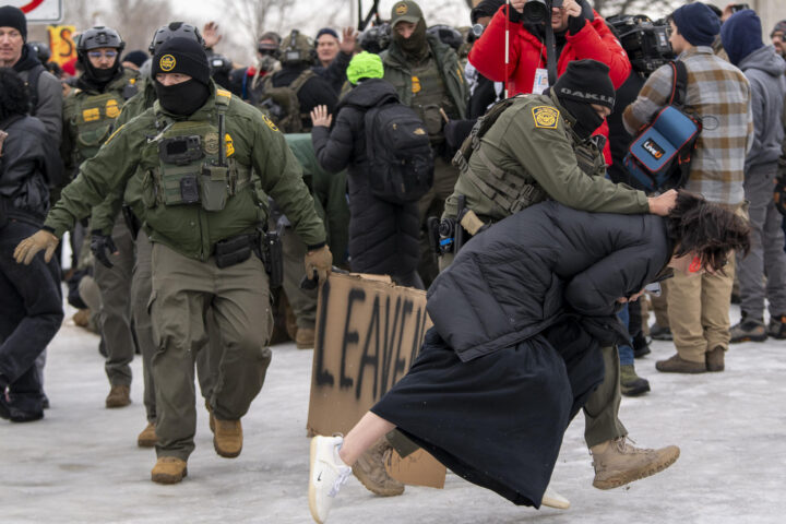 Un moment dels incidents, dijous, a Minneapolis (fotografia: Angel Colmenares).