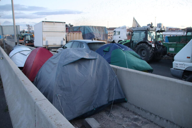 Els pagesos mantenen gairebé una desena de talls en la segona jornada de protestes
