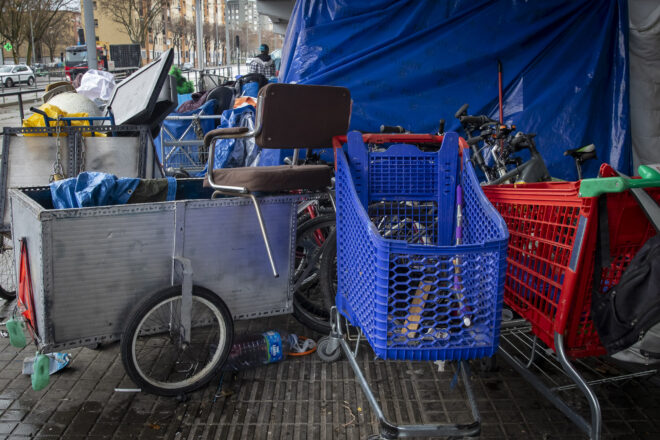 Operació de neteja sota el pont de la C-31 a Badalona, on vivien alguns desallotjats del B9