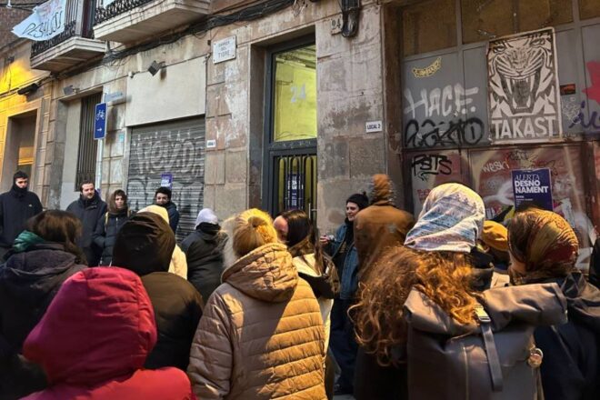 Desnonen set famílies d’un bloc de Barcelona amb l’alerta per fred activa