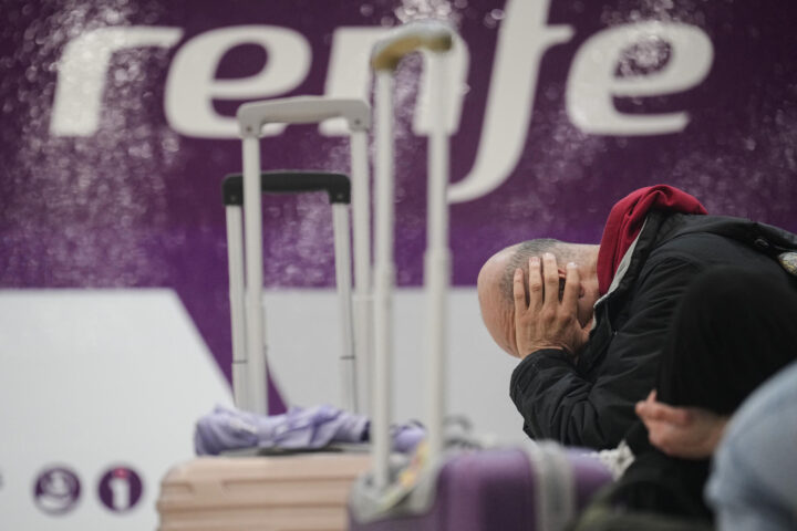 Uns viatgers ahir a l'estació de Passeig de Gràcia de Barcelona (fotografia: Marta Pérez).