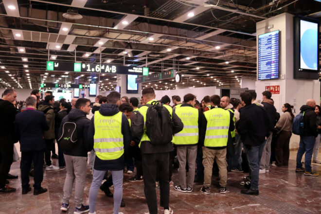Els maquinistes protesten a l’estació de Sants després del despreniment que ha obligat a tallar la R1
