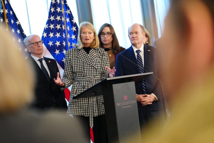 La senadora Lisa Murkowski (centre), un dels membres republicans de la delegació, durant una conferència de premsa a Copenhaguen abans-d'ahir, dissabte (fotografia: Ida Marie Odgaard/Efe).