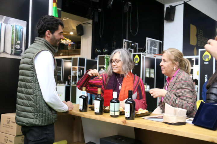 Visitants de la 29a edició de la Fira de l'Oli de les Borges Blanques provant un dels productes del certamen (fotografia: ACN / Alba Mor).