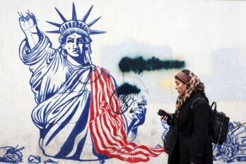 Una dona camina pels carrers de Teheran aquest gener passat davant un mural. (Foto: EFE/EPA/ABEDIN TAHERKENAREH