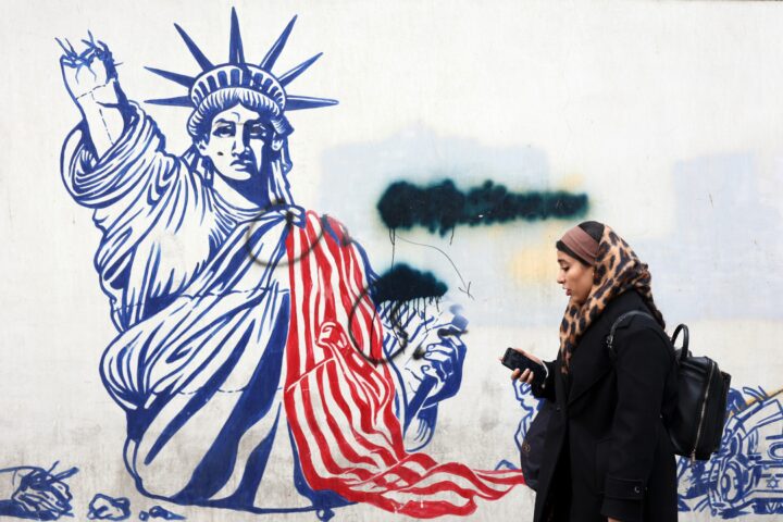 Una dona camina pels carrers de Teheran aquest gener passat davant un mural. (Foto: EFE/EPA/ABEDIN TAHERKENAREH