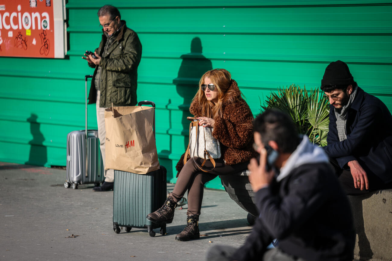 Gent esperant als voltants de l'estació de Sants, a Barcelona. Fotografia: ACN.