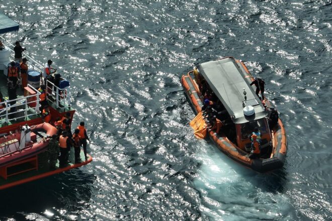 El mal oratge complica la recerca del cos del menor desaparegut en el naufragi a Indonèsia