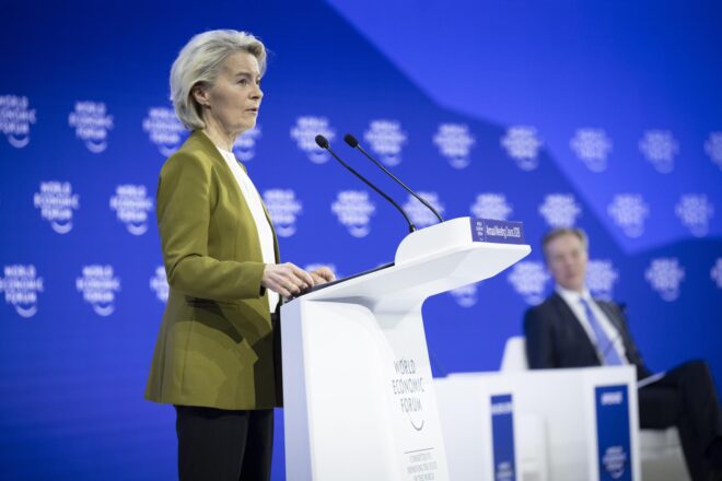 Von der Leyen diu que la UE aviat tancarà l’acord comercial amb l’Índia per reduir la dependència dels EUA