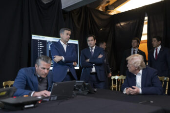 Imatge cedida per la Casa Blanca de Donald Trump, Mark Rubio i Pete Hegseth monitoritzant l'atac a Veneçuela