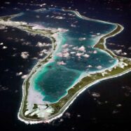 El Regne Unit lliura a Maurici una de les seves darreres dependències colonials, després de més de seixanta anys de lluita 