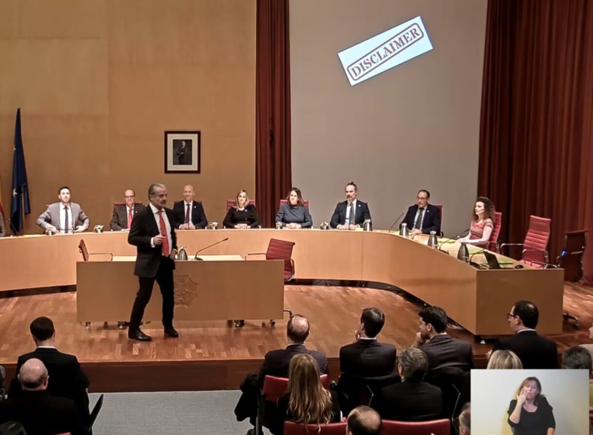 A la dreta de la imatge, les dues cadires de Més per Menorca buides.