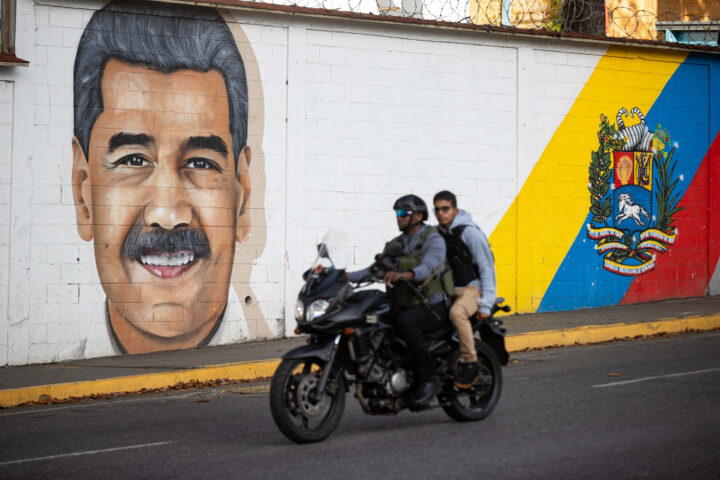 Mural amb el rostre del president veneçolà, Nicolás Maduro, ahir a Caracas (fotografia: Ronald Peña/Efe).