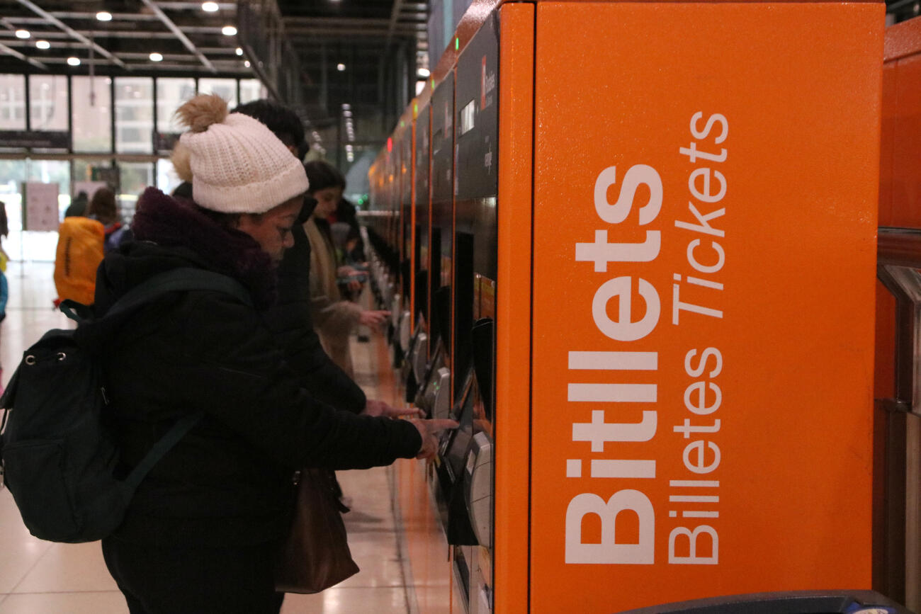 Imatge d'arxiu d'una usuària de Rodalia comprant un bitllet de tren (fotografia: ACN).