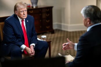 El president dels Estats Units, Donald Trump (esquerra), durant l'entrevista amb el periodista Sean Hannity, de la cadena Fox News (dreta), aquesta setmana (fotografia: @WhiteHouse/Efe).