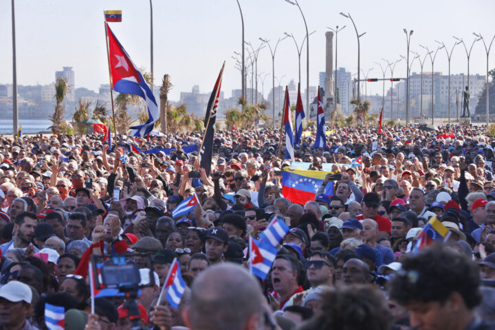 Manifestants en una protesta contra la captura de Maduro a l'Havana, aquest cap de setmana (fotografia: Ernesto Mastrascusa/Efe).
