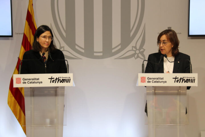 Les conselleres Núria Parlon i Sílvia Paneque, en una conferència de premsa conjunta (fotografia: ACN).