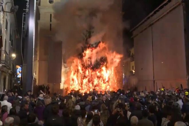 Canals crema la foguera més gran del món en un acte multitudinari