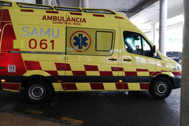Arxiu – Una ambulància de suport vital bàsic del SAMU 061 de les Illes, aparcada a l’Hospital de Son Espases.