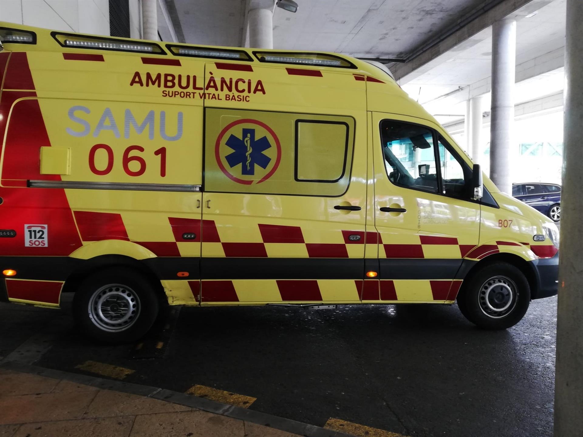 Arxiu – Una ambulància de suport vital bàsic del SAMU 061 de les Illes, aparcada a l’Hospital de Son Espases.
