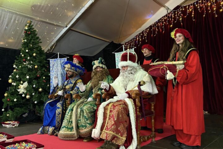 Recepció dels Reis d’Orient al passeig de Vara de Rey d’Eivissa.