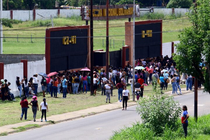 Familiars en una presó veneçolana, segons una imatge d’arxiu (fotografia: Europa Press / Juan Carlos Hernandez)