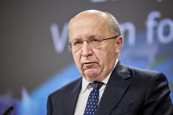 La Comissió Europea convida a debatre si cal un exèrcit comú de 100.000 soldats