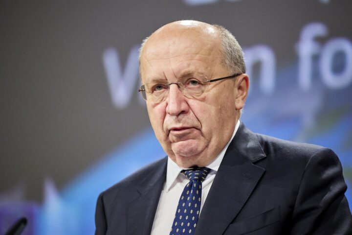 Arxiu – El comissari de Defensa i Espai, Andrius Kubilius, en una conferència de premsa per presentar la primera Llei Espacial de la UE.