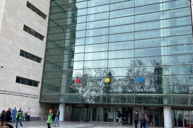 Sis mesos de presó per increpar i amenaçar una dona trans durant l’Orgull a València