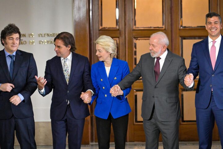 Els presidents d’Argentina, Uruguai, Brasil i Paraguai celebren amb la presidenta de la Comissió Europea, Ursula von der Leyen, la fi de les negociacions entre la UE i Mercosur (fotografia: Santiago Mazzarovich).
