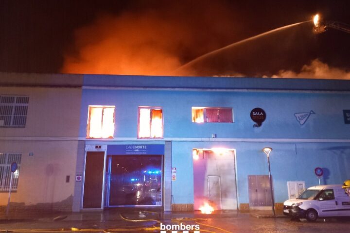 Imatge de la nau industrial de Reus afectada per l’incendi. Foto: Bombers de la Generalitat.