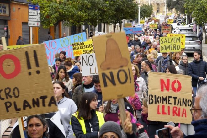Més de dos mil manifestants a Llíria contra la macroplanta de biometà