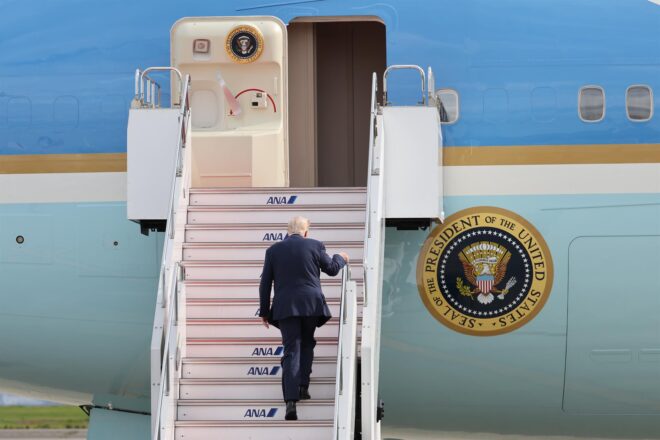 Trump torna als EUA i canvia d’avió per un problema elèctric a l’Air Force One