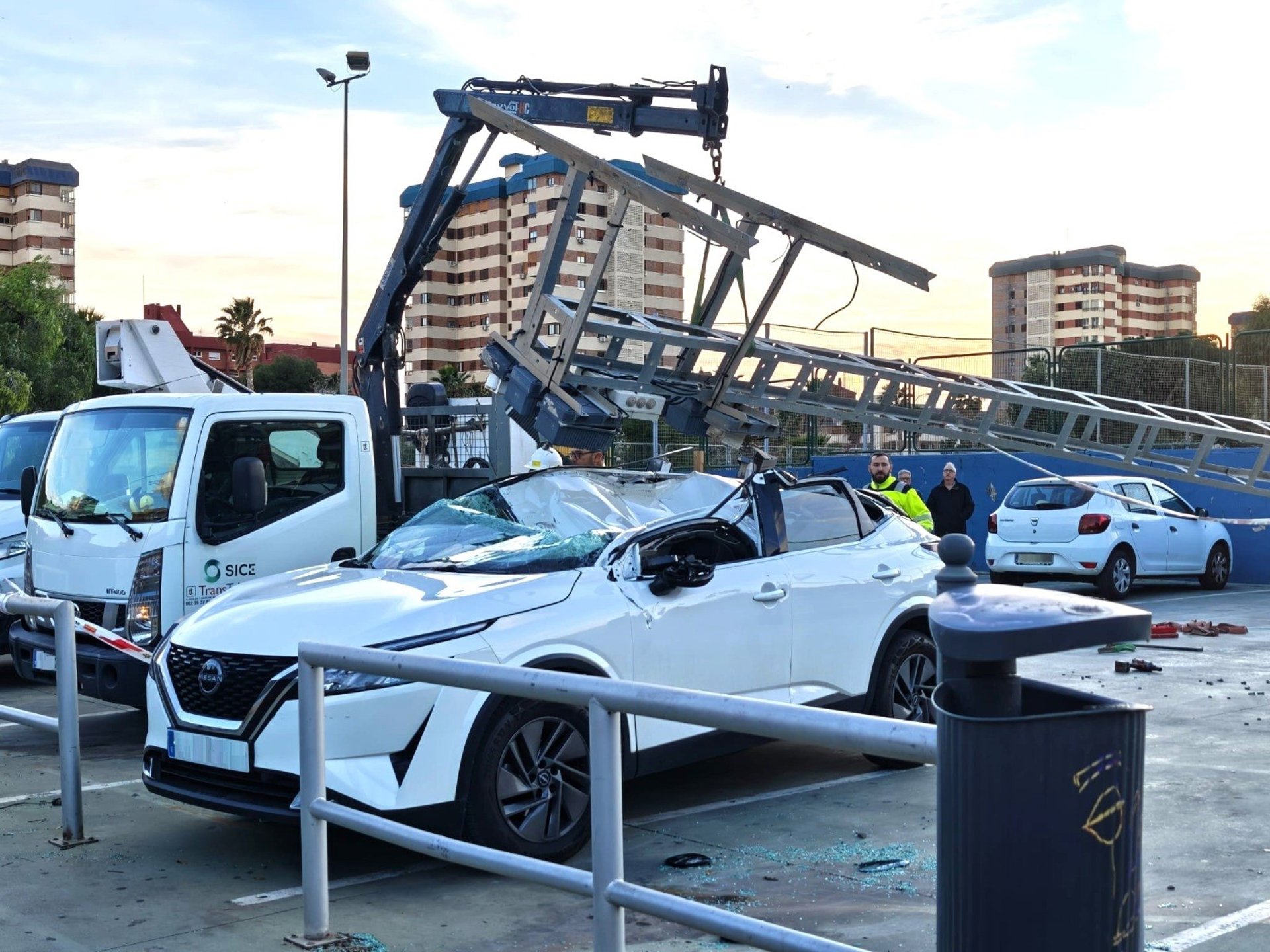 Caiguda d’una torre elèctrica del camp de futbol Florida Babel i un vehicle afectat (fotografia: Europa Press)