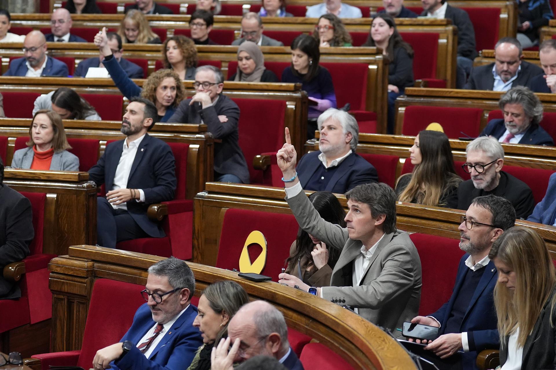 Votació a l’hemicicle durant una sessió del ple al parlament, el 29 de gener de 2026, a Barcelona. – David Zorrakino – Europa Press