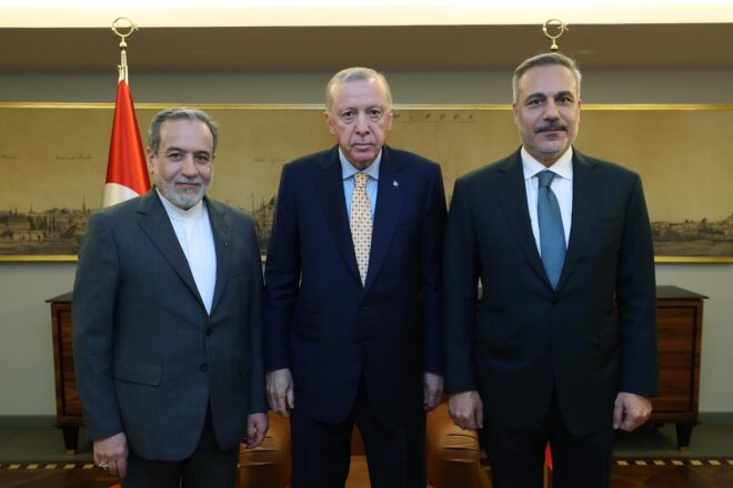 L’Iran reitera el compromís amb un acord nuclear i agraeix el paper de Turquia en la pau regional