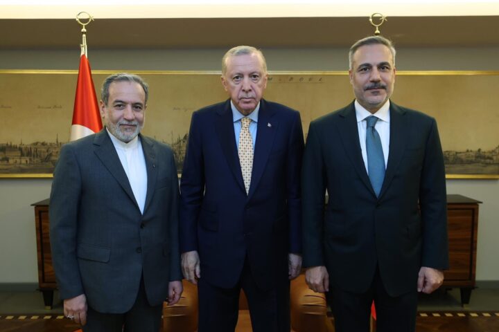 El ministre d'Afers Estrangers de l'Iran, Abbas Araqchi, el president turc, Recep Tayyip Erdogan, i el ministre d'Afers Estrangers de Turquia, Hakan Fidan. / Ministeri d'Afers Estrangers de l'Iran
