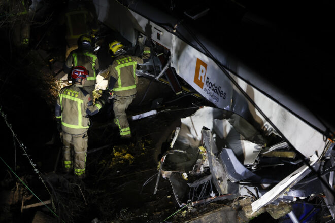 Un mort i quinze ferits per la col·lisió d’un tren de la R4 contra un mur de contenció a Gelida
