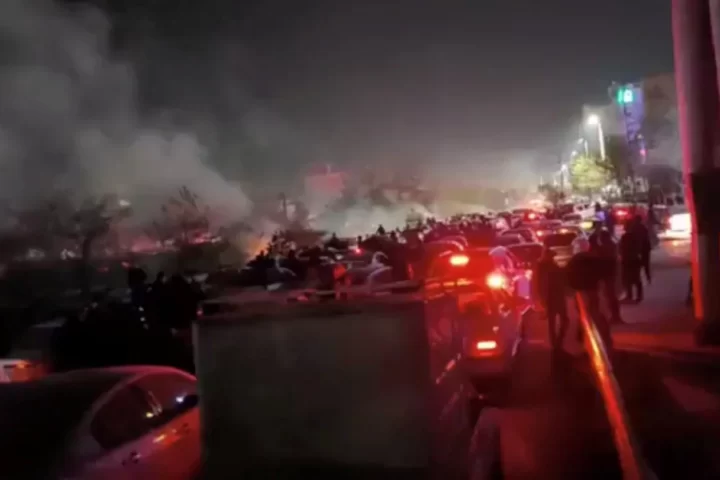 Una columna de fum s'alça sobre una manifestació d'abans-d'ahir a la ciutat iraniana de Mashhad, en un vídeo publicat a les xarxes socials. El blocatge de les telecomunicacions imposat pel règim ha impedit la difusió d'imatges sobre les protestes d'aquestes darreres hores (fotografia: X.com/The Washington Post).