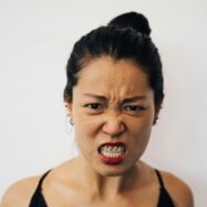 Vint mots per a desterrar definitivament el ‘gilipollas’