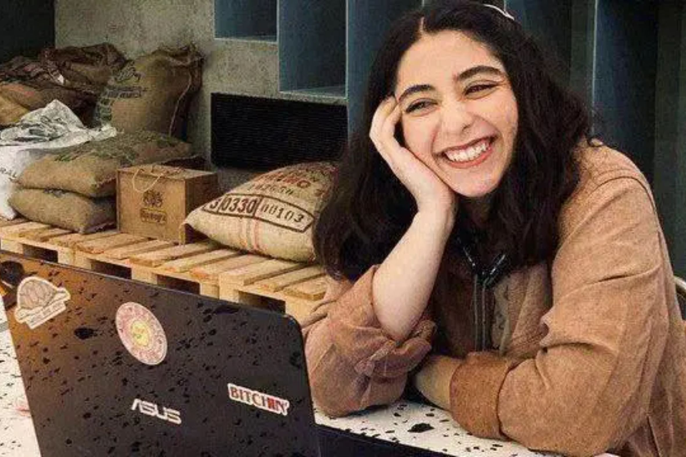 La poeta iraniana Parnia Abassi (2001-2025).