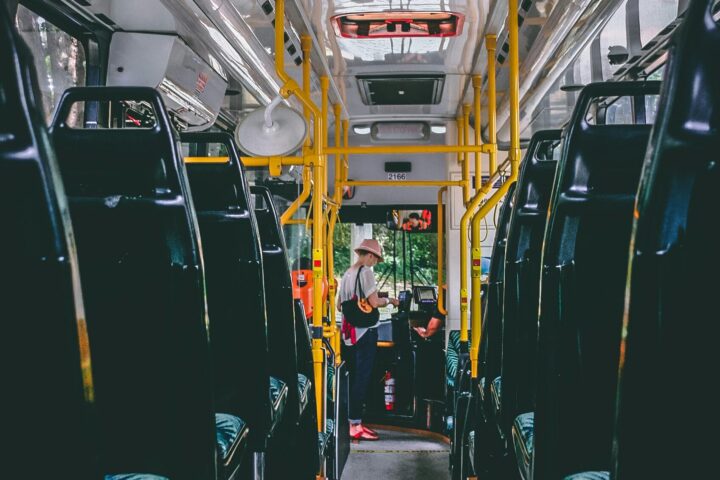 L'interior d'un autobús.