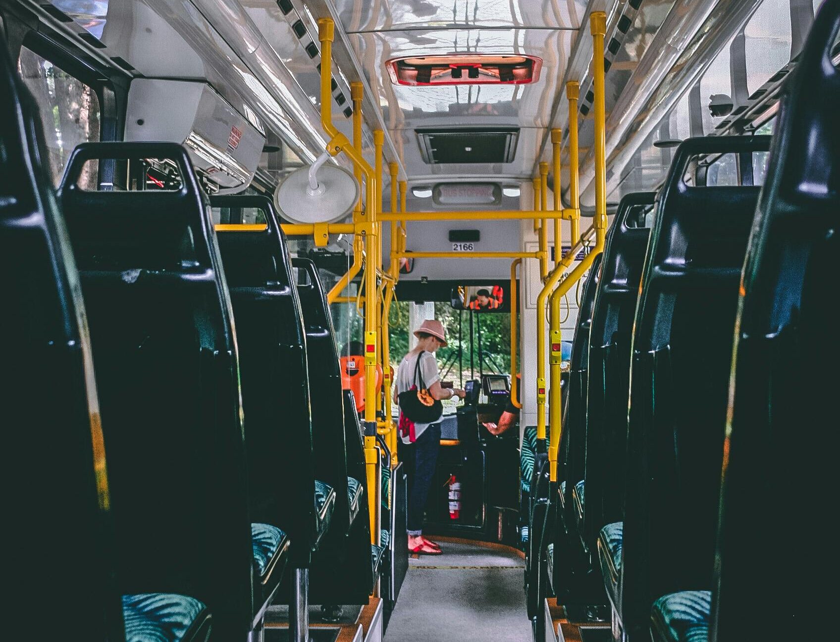 L'interior d'un autobús.