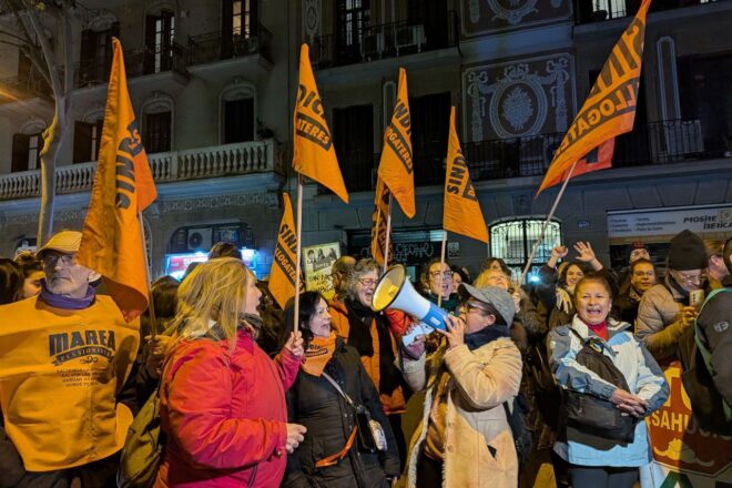 Centenars de persones protesten a la seu de Junts per reclamar la moratòria de desnonaments i la regulació del lloguer